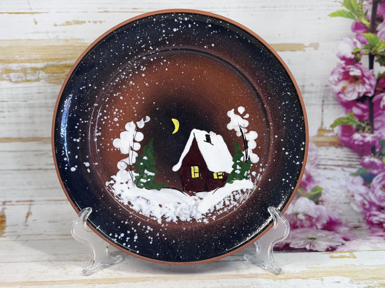 Тарелка глиняная порционная Рождественская Зима d 25 см с рисунком ручной работы - фото 3