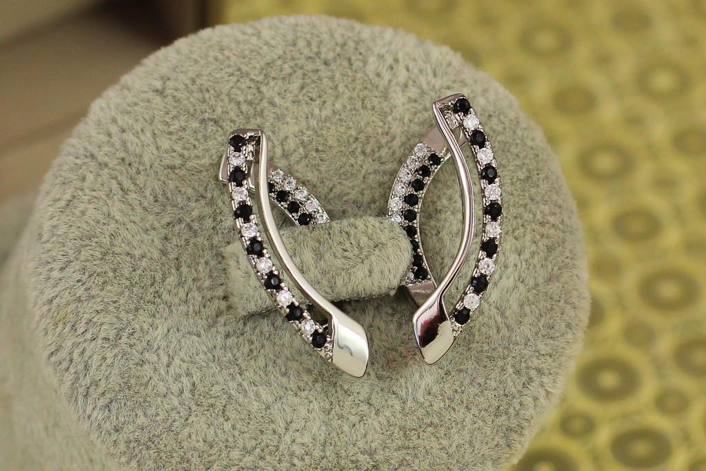 Серьги Xuping Jewelry литера О с черными и белыми камнями 2,5 см Серебристый (2268189739)