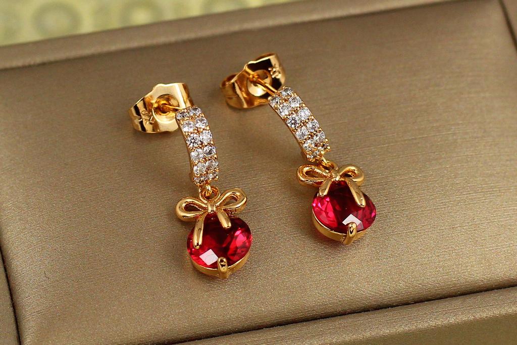 Серьги гвоздики Xuping Jewelry Бантик с малиновым камнем 2,3 см Золотистый (34204823)