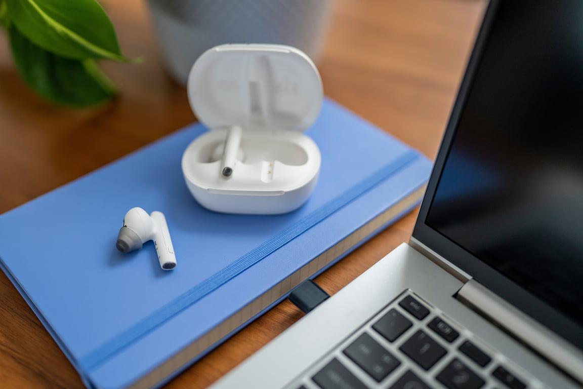 Навушники TWS Poly Voyager Free 60+ UC (7Y8G5AA) - фото 8 Навушники TWS Poly Voyager Free 60+ UC (7Y8G5AA) - фото 8