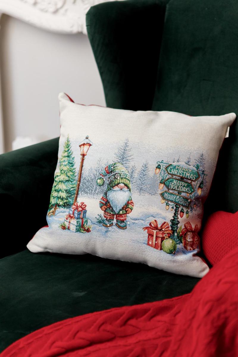 Подушка гобеленовая Рождественский костер Гном на перекрестке 45х45 см (037183)