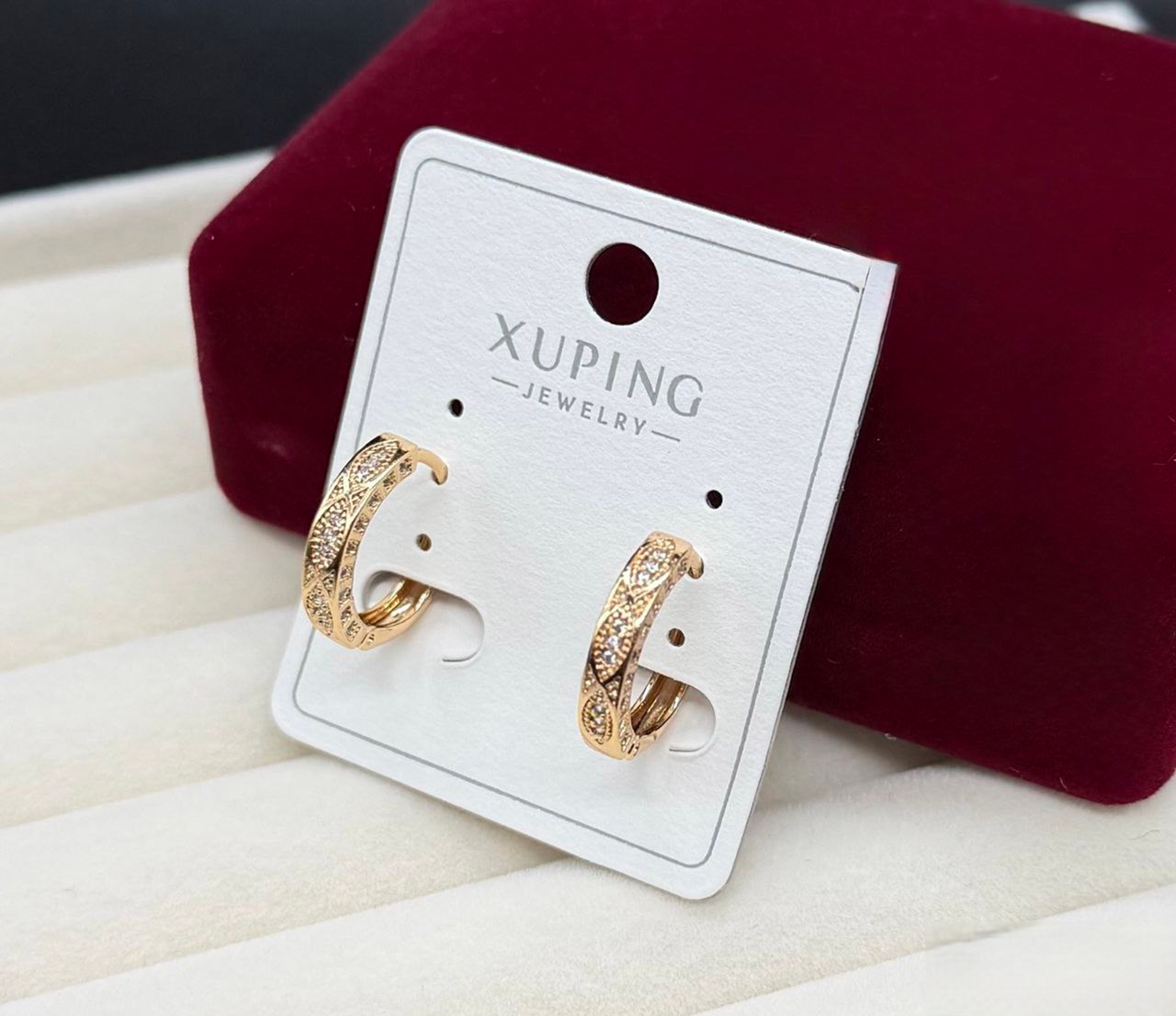 Сережки кільця Xuping гіпоалергенне медичне золото широкі з різьбленням та блискучими камінцями стильна прикраса