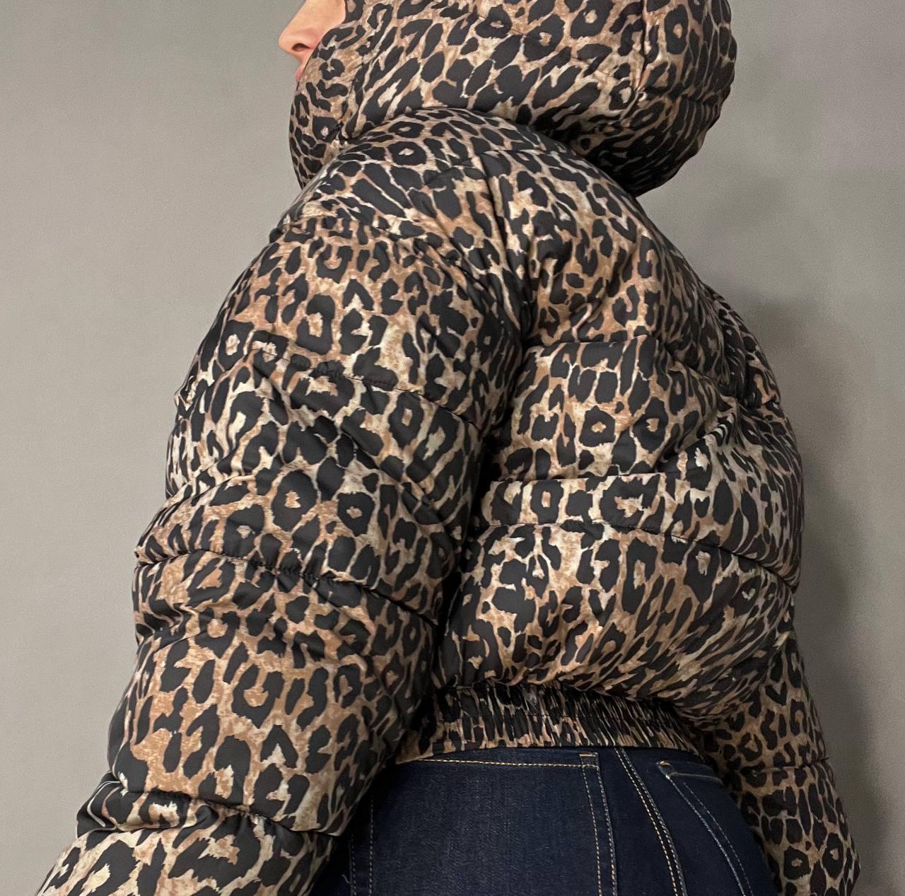 Куртка женская Lady Yep 9006 короткая с капюшоном леопардовый принт на резинке демисезонная р. 46 Темно-коричневый (3283) - фото 3 Куртка женская Lady Yep 9006 короткая с капюшоном леопардовый принт на резинке демисезонная р. 46 Темно-коричневый (3283) - фото 3