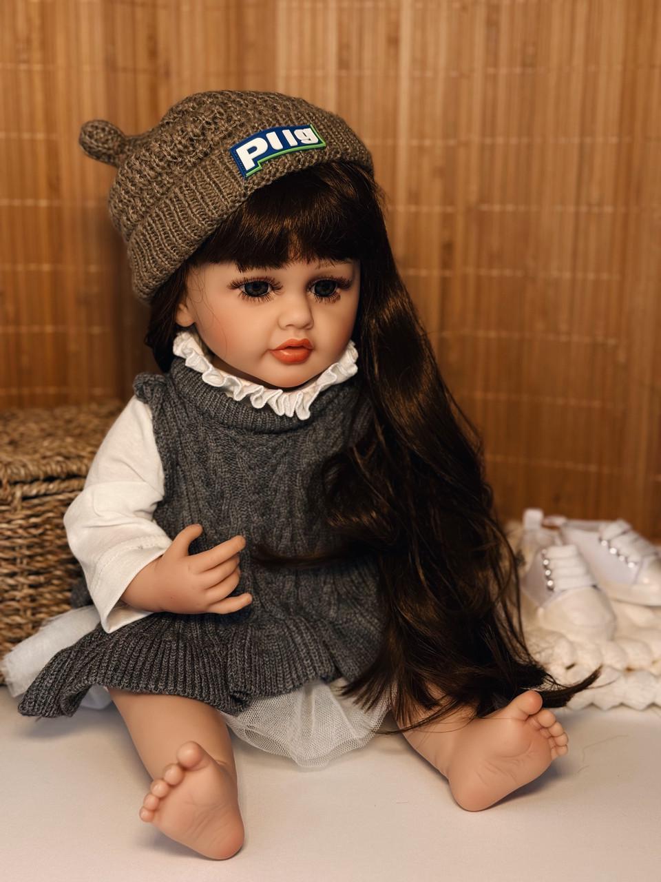 Кукла кукла реалистичная KEIUMI винил-силиконовая девочка в вязаном платье с аксессуарами 55 см Серый