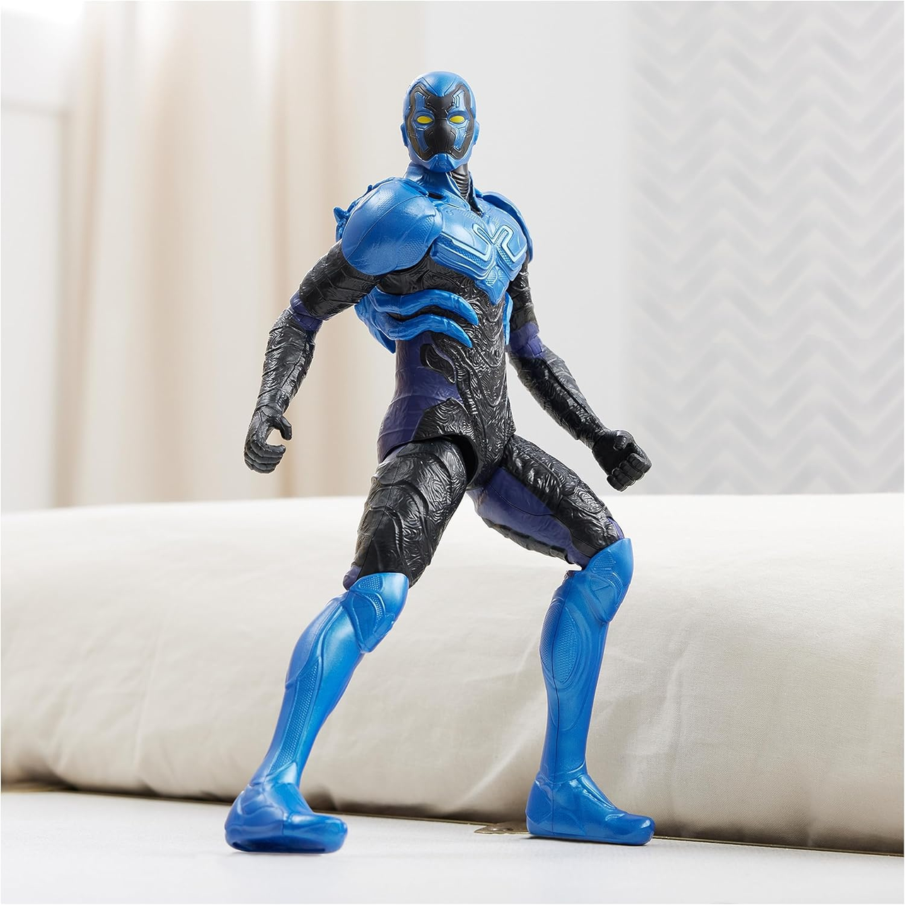 Детская игровая фигурка ДС Синий жук 28 см Spin Master Blue Beetle (6068156) - фото 7 Детская игровая фигурка ДС Синий жук 28 см Spin Master Blue Beetle (6068156) - фото 7