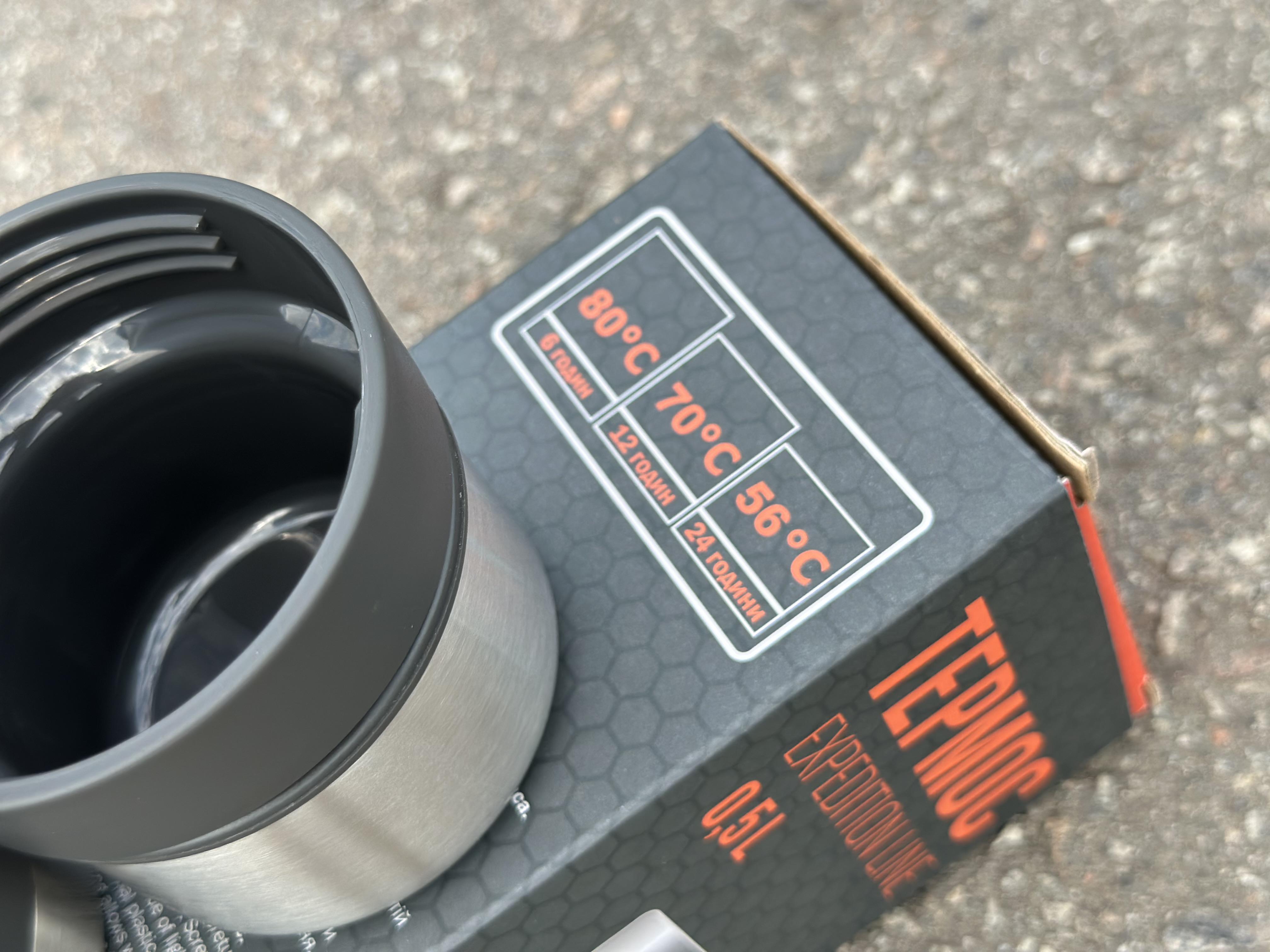 Термос для напитков Tramp expeditio с нержавейки держит 24 ч. 0,5 л (TRC-030-grey) - фото 6 Термос для напитков Tramp expeditio с нержавейки держит 24 ч. 0,5 л (TRC-030-grey) - фото 6