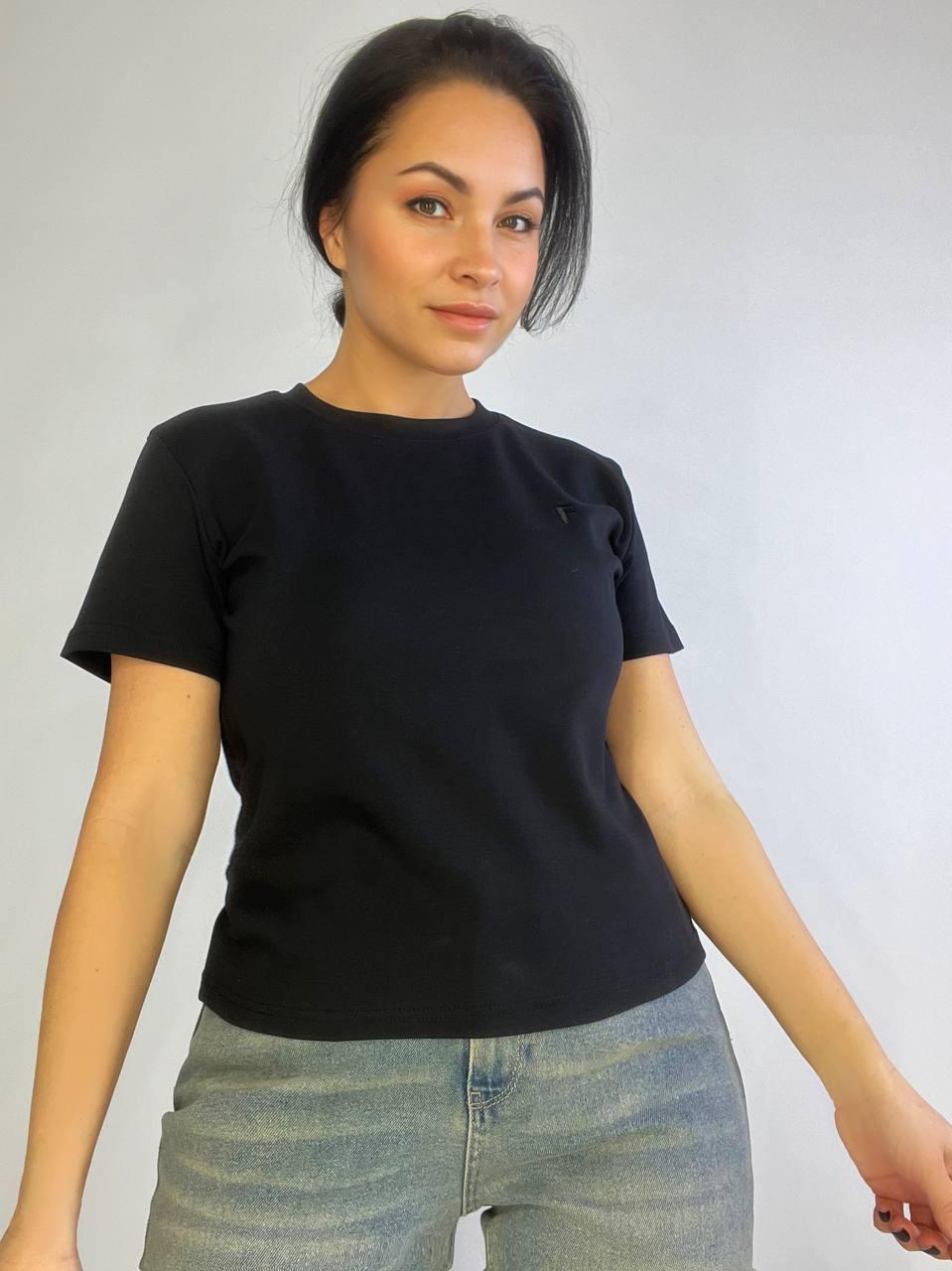 Футболка женская A-N 25197 вышивка буква F однотонная базовая средняя длина OS Черный (3615) Футболка женская A-N 25197 вышивка буква F однотонная базовая средняя длина OS Черный (3615)