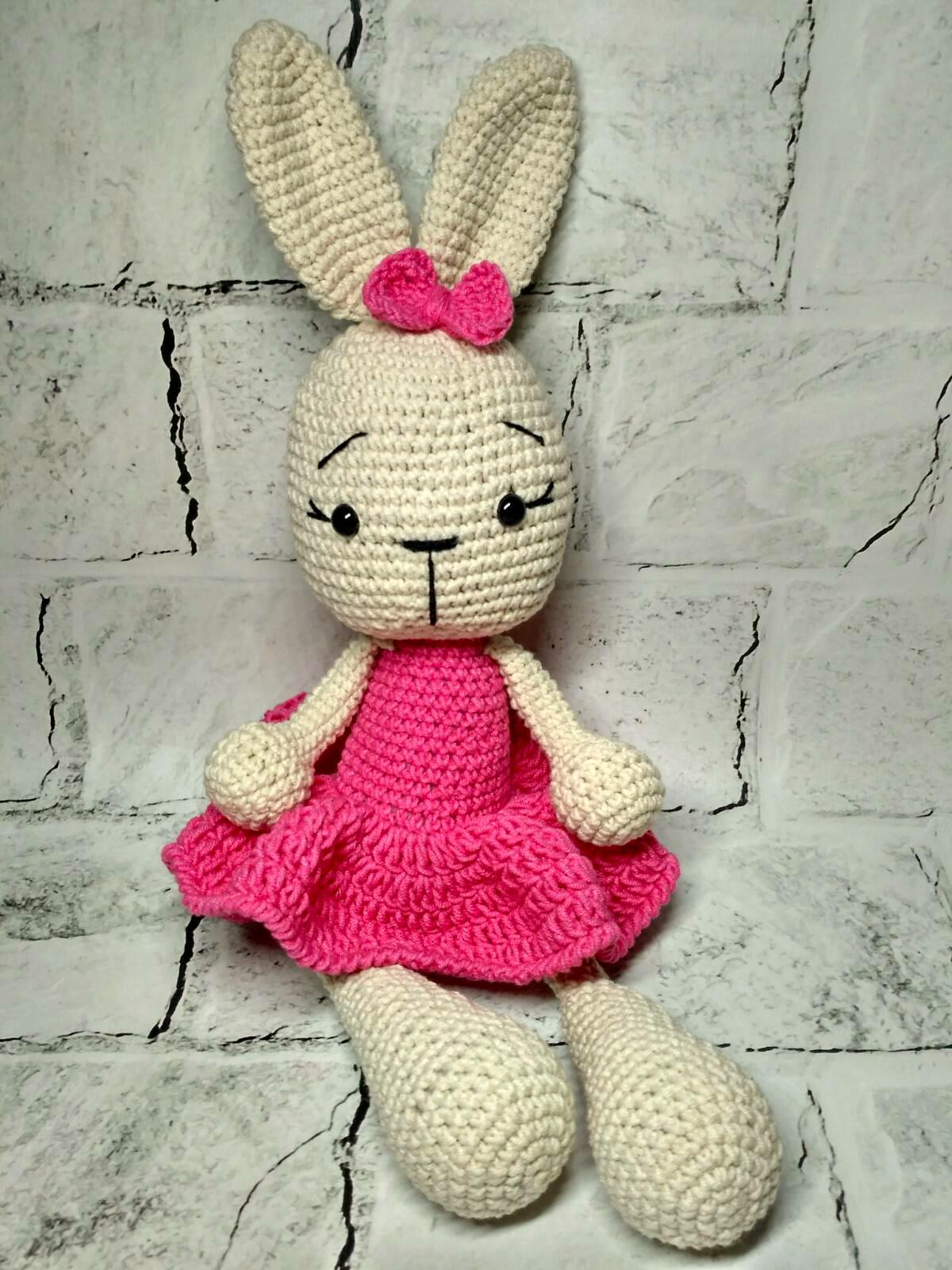 М'яка іграшка в'язана ручної роботи Зайчик Ліліт в сукні 25 см Рожевий (202-9-21)