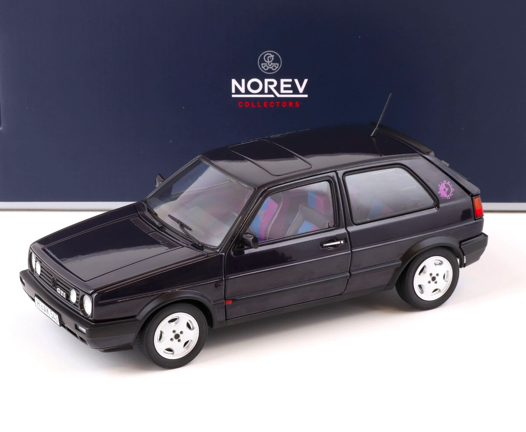 Модель автомобиля Norev 1:18 Volkswagen Golf 2 GTI Fire and Ice 1991 Violett Metallic (188558) - фото 8