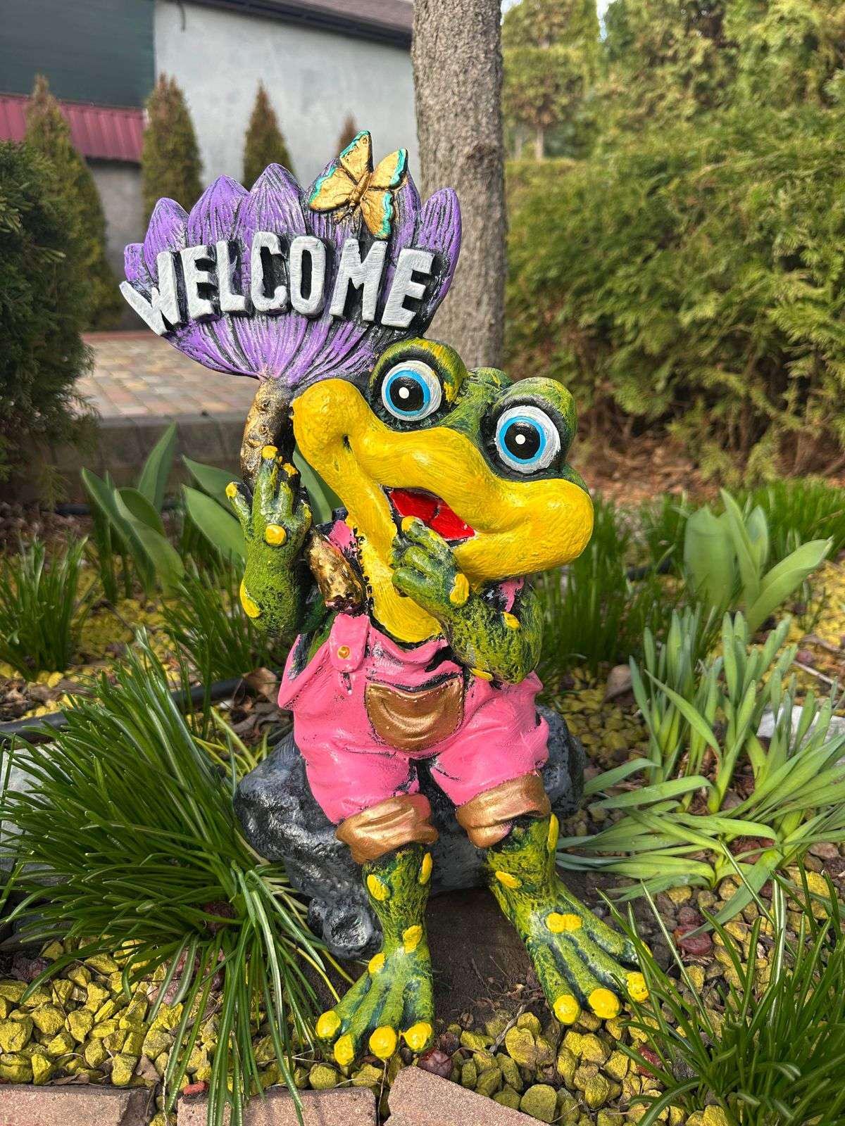 Фигура садовая Лягушонок на камне гипс ручная работа