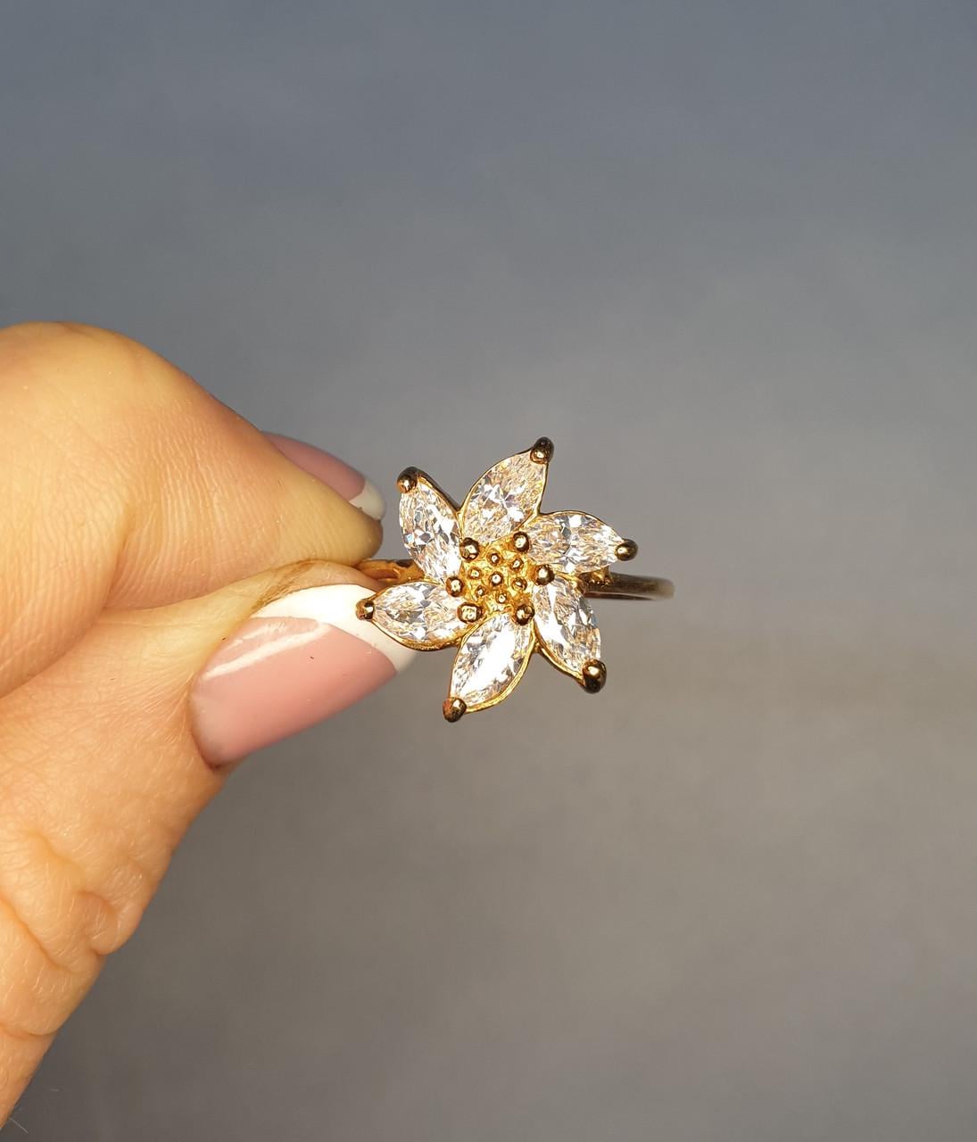 Кольцо позолоченное с кубическим цирконием Цветок р. 15,5 2,8 г (1520404128)