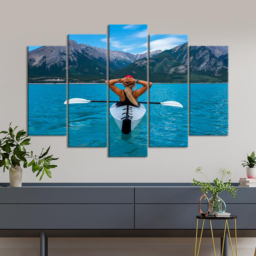 Картина спорт Девушка на байдарке и горы на берегу моря 112x68 см (A1246-5)