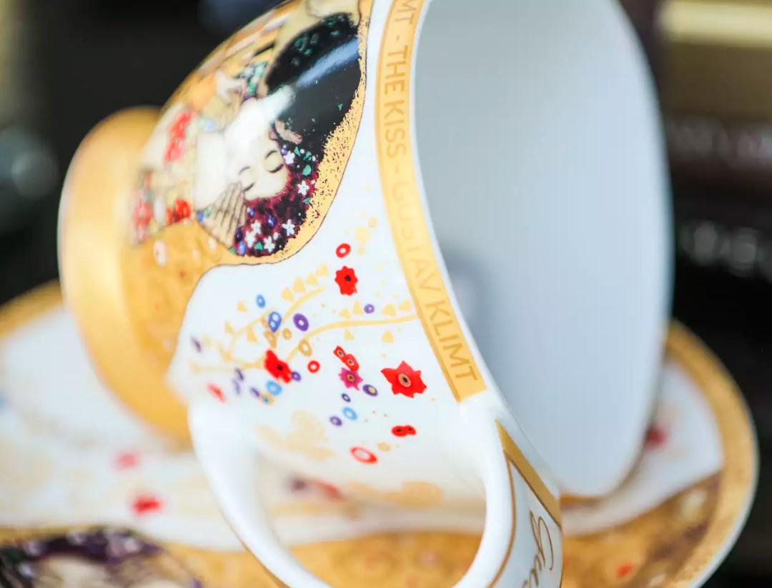 Чашка фарфоровая с блюдцем Carmani Г. Климт Поцелуй белый фон 350 мл (532-3052) - фото 6 Чашка фарфоровая с блюдцем Carmani Г. Климт Поцелуй белый фон 350 мл (532-3052) - фото 6