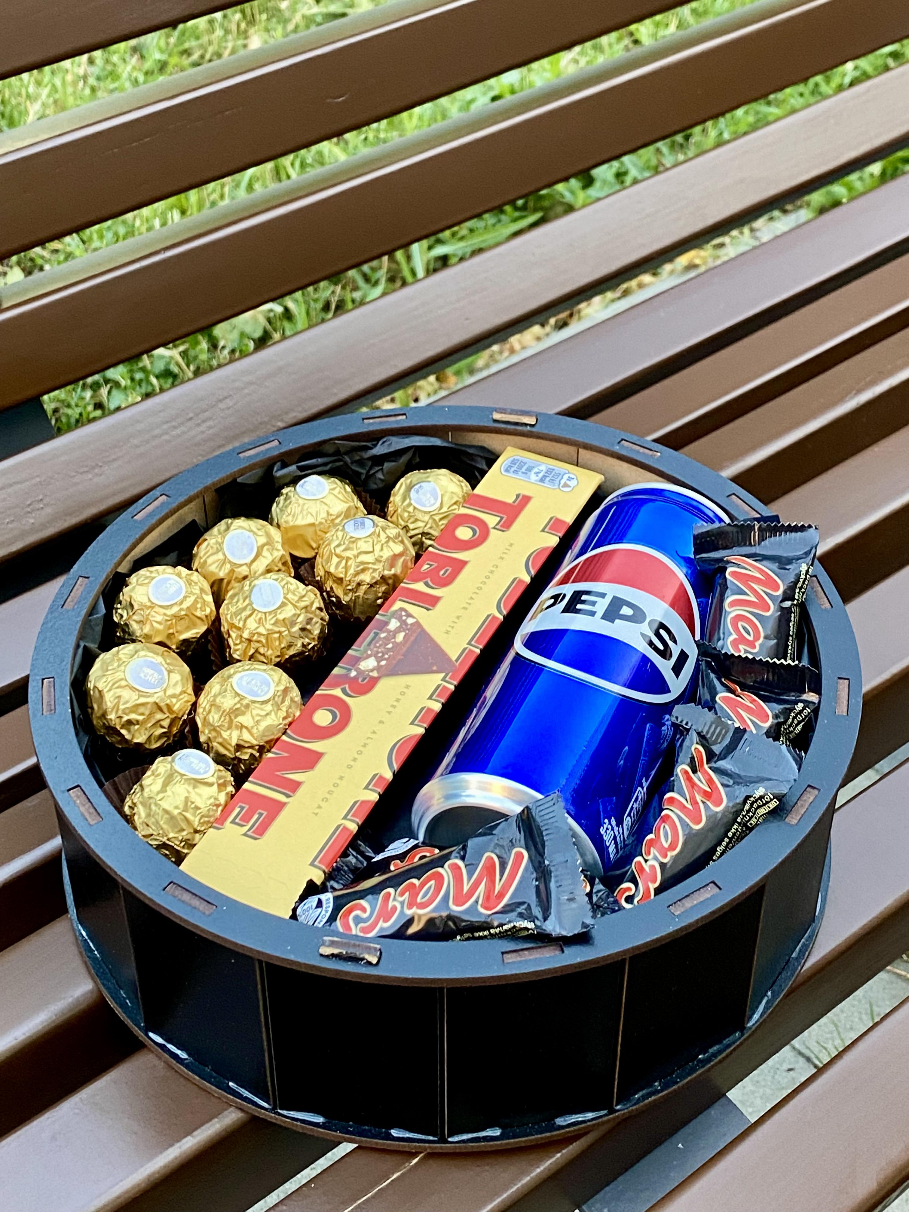 ​Подарочный бокс для мужчины батончики Mars и Snickers/конфеты Ferrero Rocher фисташки M 24 см (OMB-53)