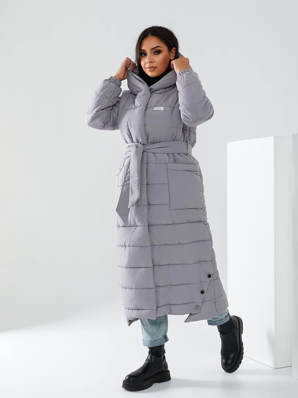 Пуховик довгий Аiza А032 на поясі кнопках блискавці та з капюшоном р. 46-48 Бордовий - фото 8 Пуховик довгий Аiza А032 на поясі кнопках блискавці та з капюшоном р. 46-48 Бордовий - фото 8