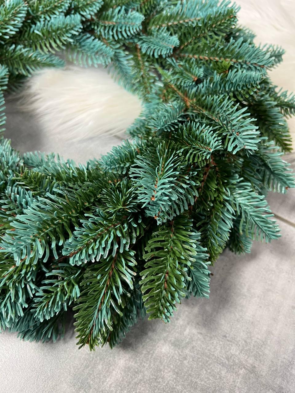 Новорічний вінок Канадський зі штучної хвої з блакитними кінчиками 40 см Зелений (YA678613) - фото 4