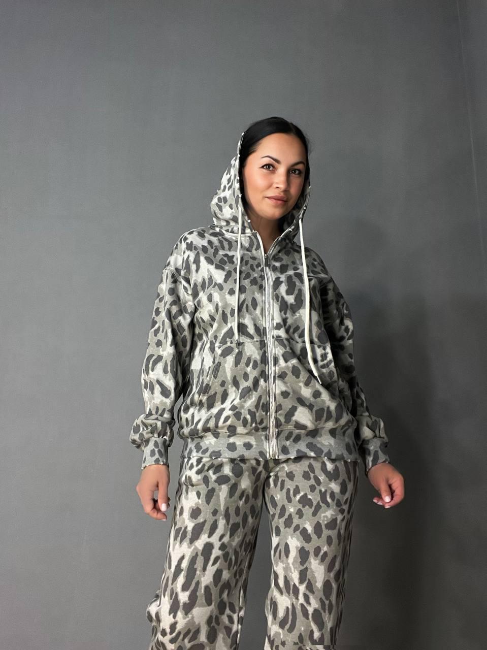 Костюм женский A-N 2749 худи капюшон брюки палаццо леопардовый принт тринитка M Серый (2746) - фото 3 Костюм женский A-N 2749 худи капюшон брюки палаццо леопардовый принт тринитка M Серый (2746) - фото 3