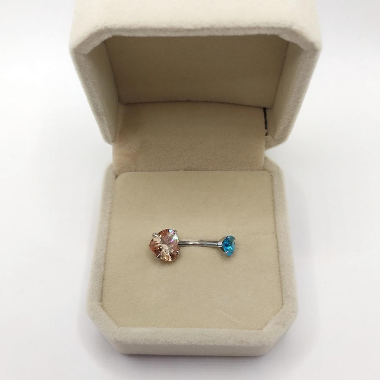 Пирсинг для пупка из ювелирной стали навела с цирконами в форме сердечек в бархатной коробочке Лазурный/Янтарный (85394706)