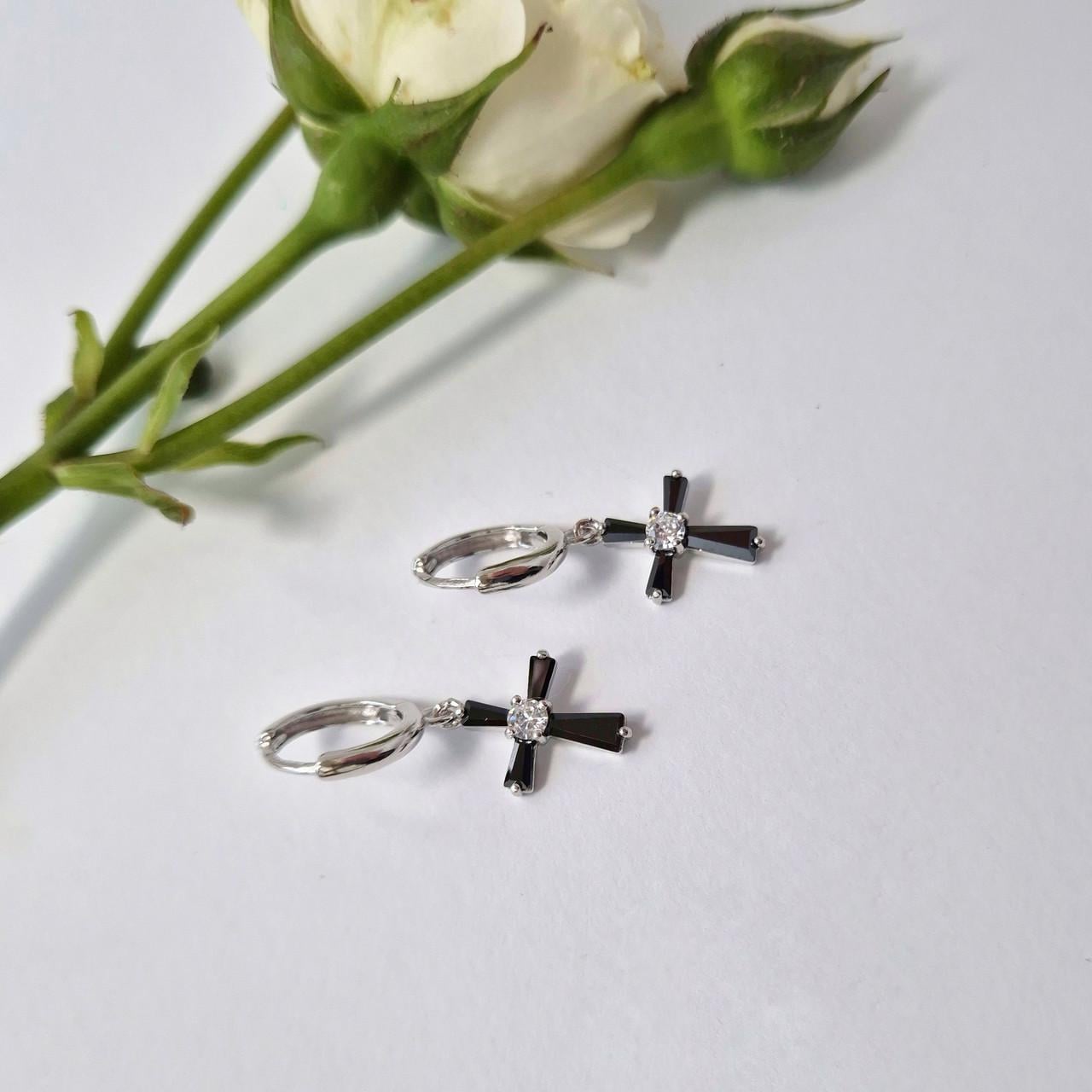 Серьги с подвеской крест с черными камнями серебро 925 пробы родированное 2,20 г (56251р)