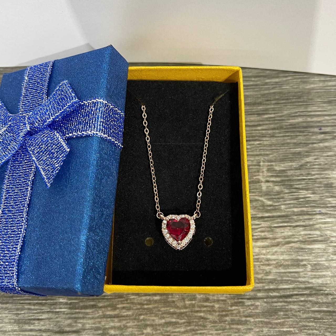 Кулон Xuping Jewelry на ланцюжку серцева ніжність граната з червоним цирконом у золотистій оправі в коробочці (82685163) Кулон Xuping Jewelry на ланцюжку серцева ніжність граната з червоним цирконом у золотистій оправі в коробочці (82685163)