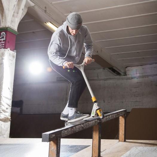 Самокат Micro MX Trixx Серо-желтый (SA0186) - фото 4 Самокат Micro MX Trixx Серо-желтый (SA0186) - фото 4