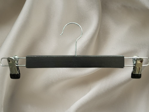 Вішалка ІВА з прищіпками для спідниць та штанів з дерев'яною вставкою 40 см Чорний