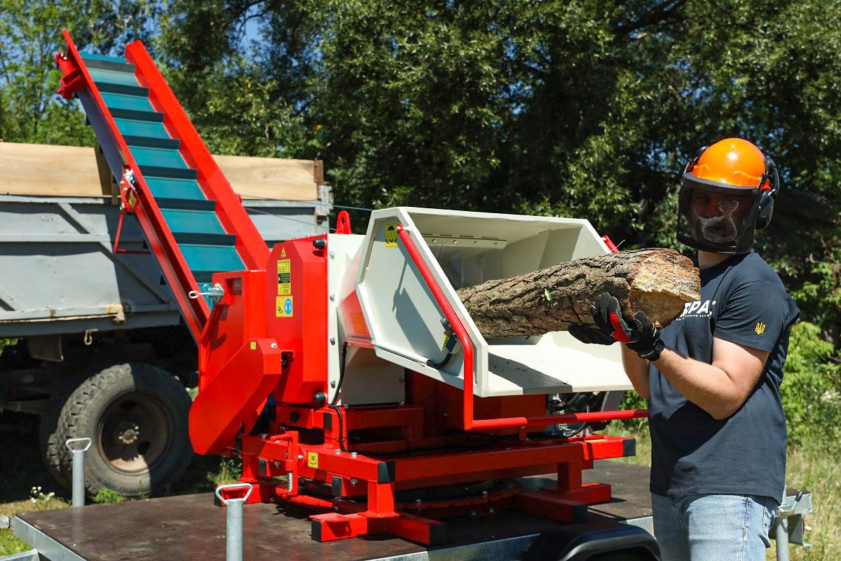 Подрібнювач гілок Arpal на шматки дров з бензиновим двигуном на причепі з поворотною платформою (АМ-200БД-К) - фото 2 Подрібнювач гілок Arpal на шматки дров з бензиновим двигуном на причепі з поворотною платформою (АМ-200БД-К) - фото 2