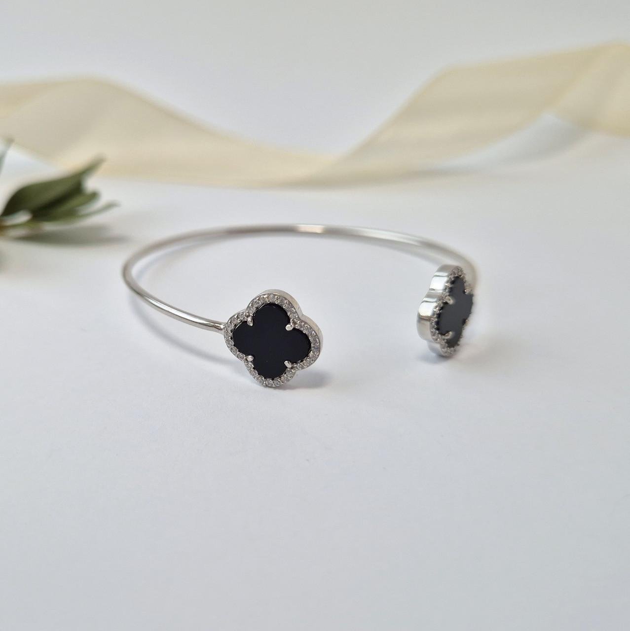 Срібний жорсткий браслет Конюшина з чорним оніксом 16-18 см родоване 4,95 г (5513р)