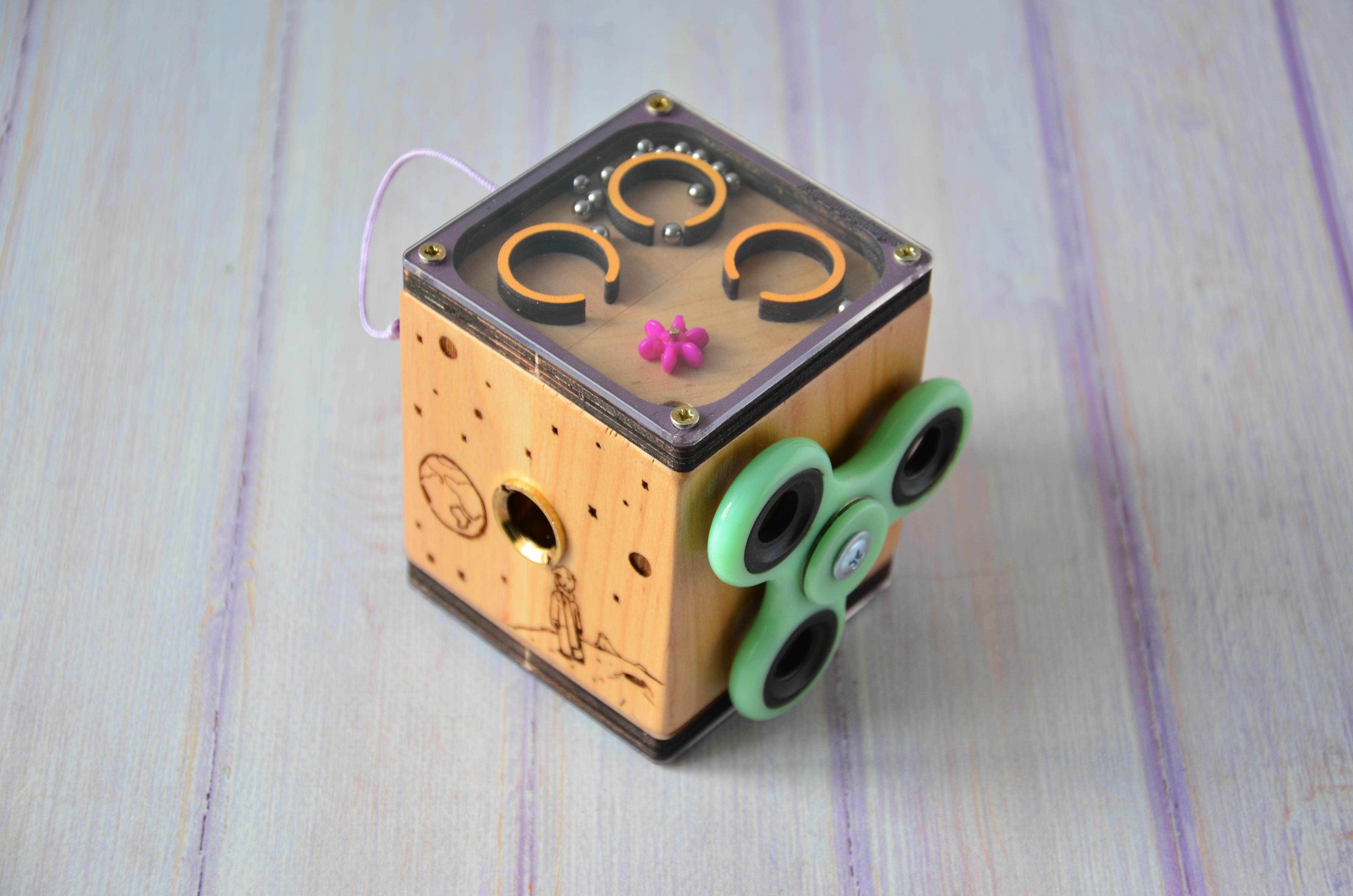 Бізікубик дитячий KolodaToys зі спінером 7х7х7 см Різнокольоровий (7009)