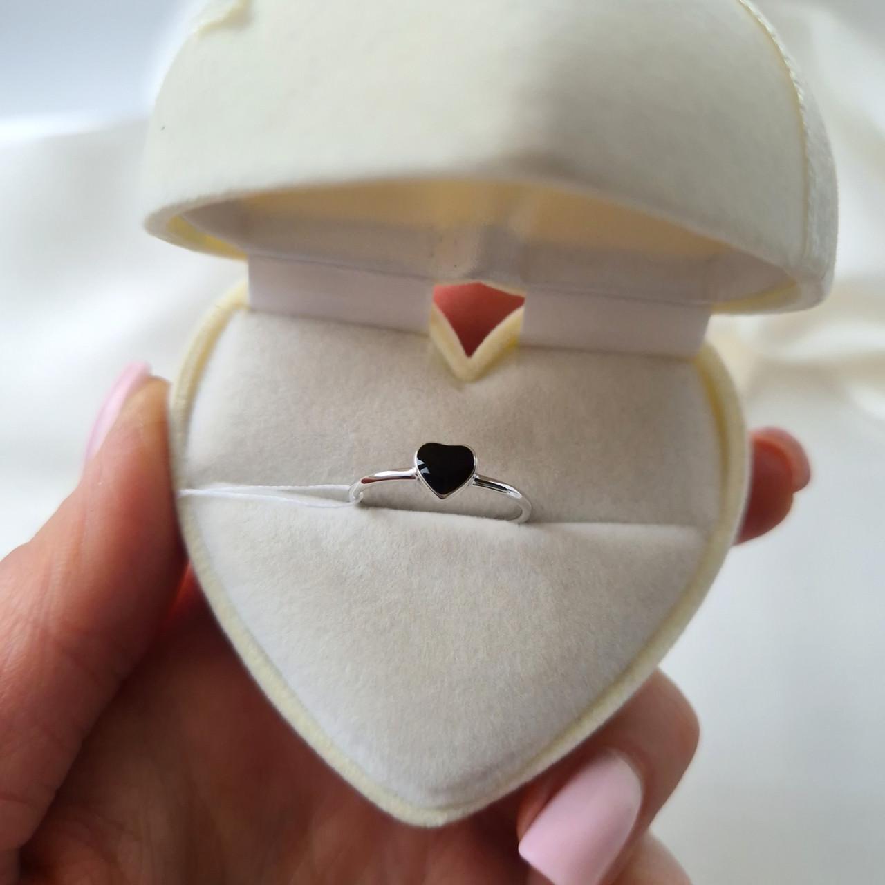 Каблучка серце з чорною емаллю срібло 925 проби родоване 1,07 г р. 16,5 (вс695ер) - фото 4 Каблучка серце з чорною емаллю срібло 925 проби родоване 1,07 г р. 16,5 (вс695ер) - фото 4