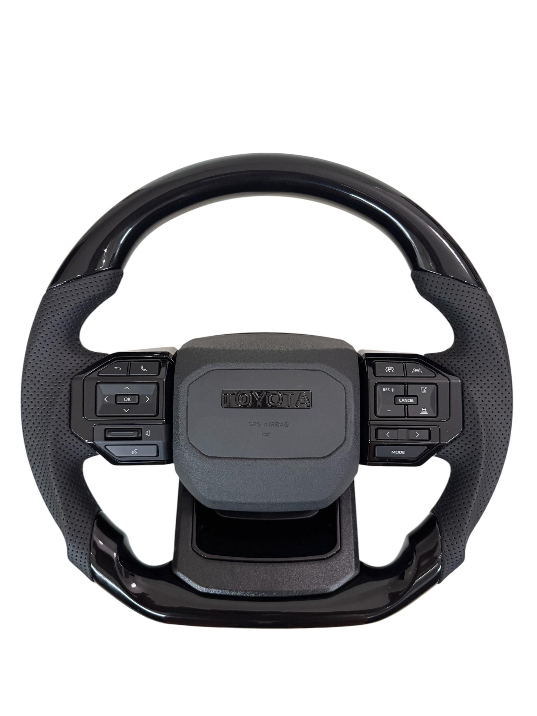 Руль для Toyota Land Cruiser 200 Prado 150 в стиле Прадо 250 2025 рояльный лак со скошенным низом логотип черный глянец (28739716)