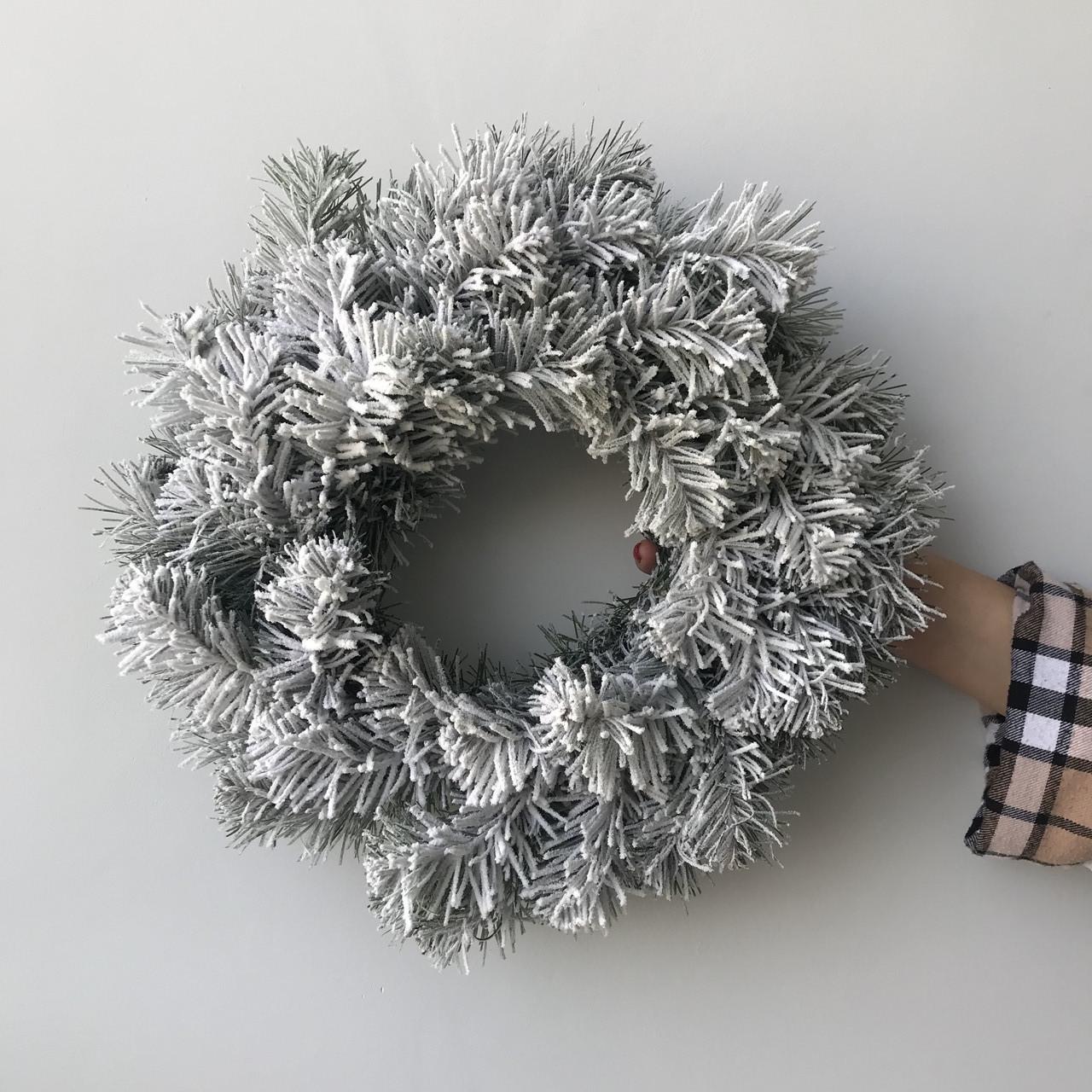 Вінок новорічний різдвяний SGH Classic зі штучної хвої засніжений 40 см - фото 2 Вінок новорічний різдвяний SGH Classic зі штучної хвої засніжений 40 см - фото 2