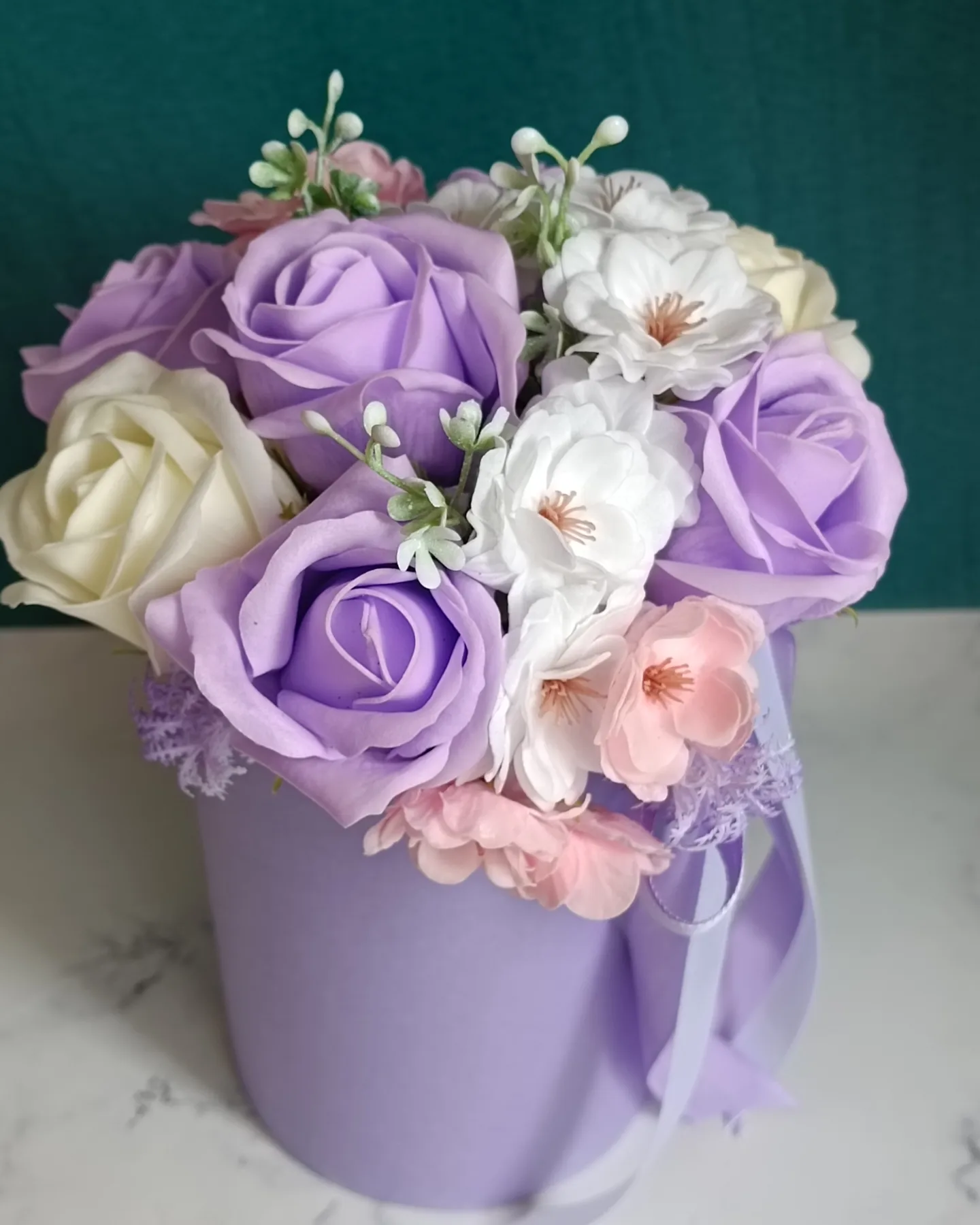 Композиція квітів зі спіненого з мила Троянди 23х18 см Біло-бузковий - фото 2 Композиція квітів зі спіненого з мила Троянди 23х18 см Біло-бузковий - фото 2