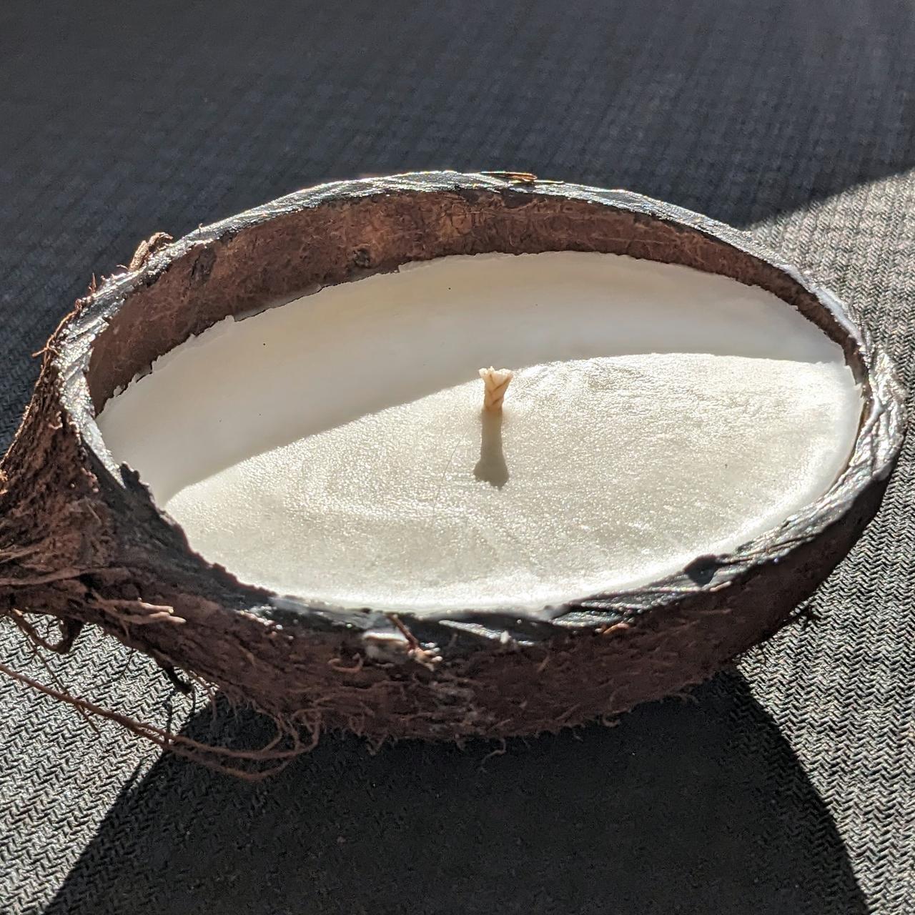 Свеча натуральная из соевого воска в кокосовой скорлупе с обычным фитилем (2526646360)