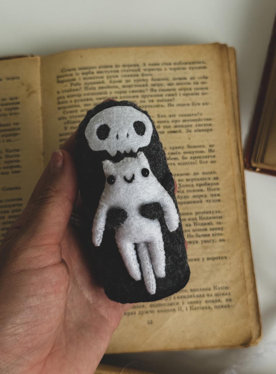 Игрушка фетровая Жнец с котом (29528518) - фото 2 Игрушка фетровая Жнец с котом (29528518) - фото 2