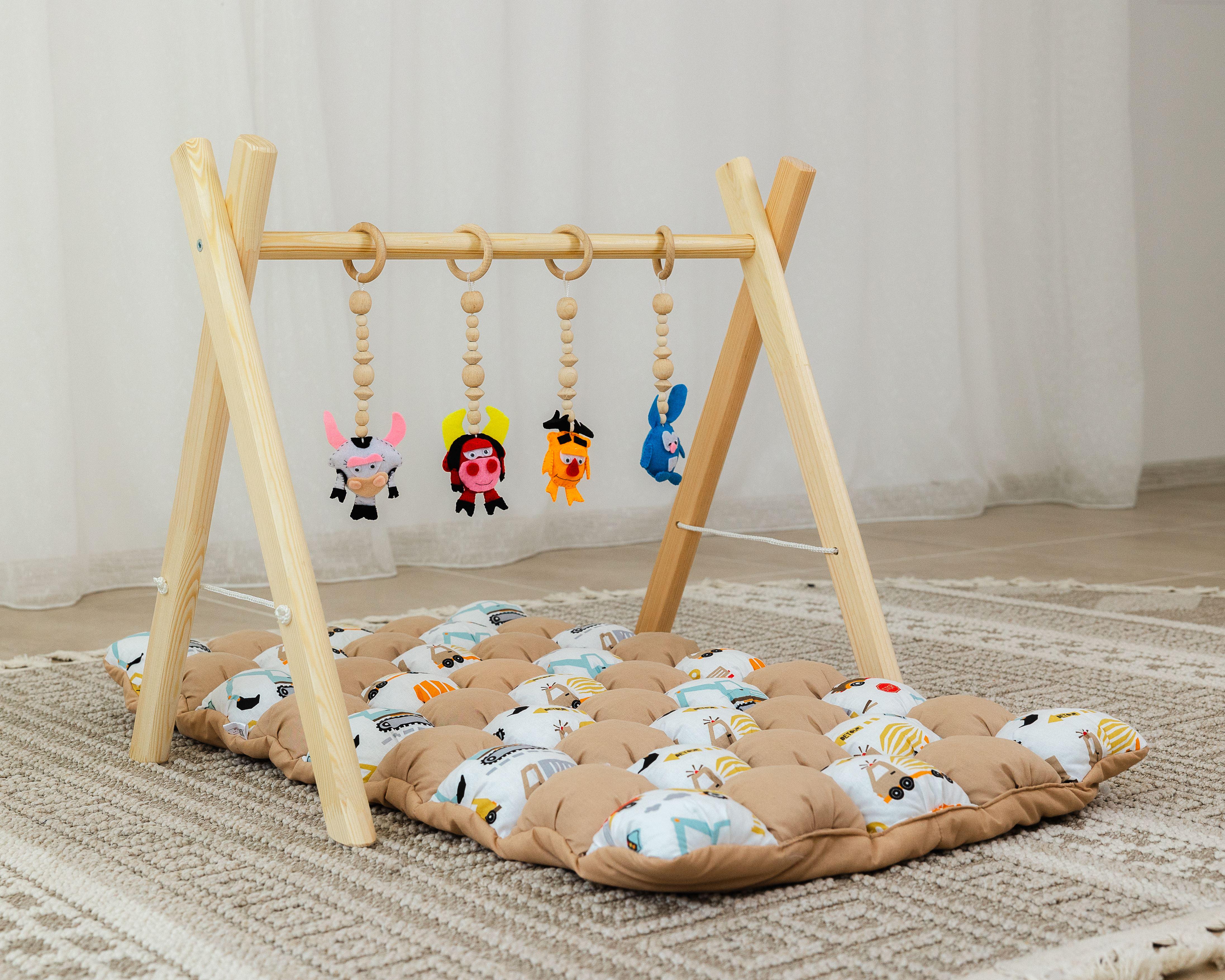 Мобиль детский напольный BabyGym Смешные герои с матрасом Машинки (0002333)