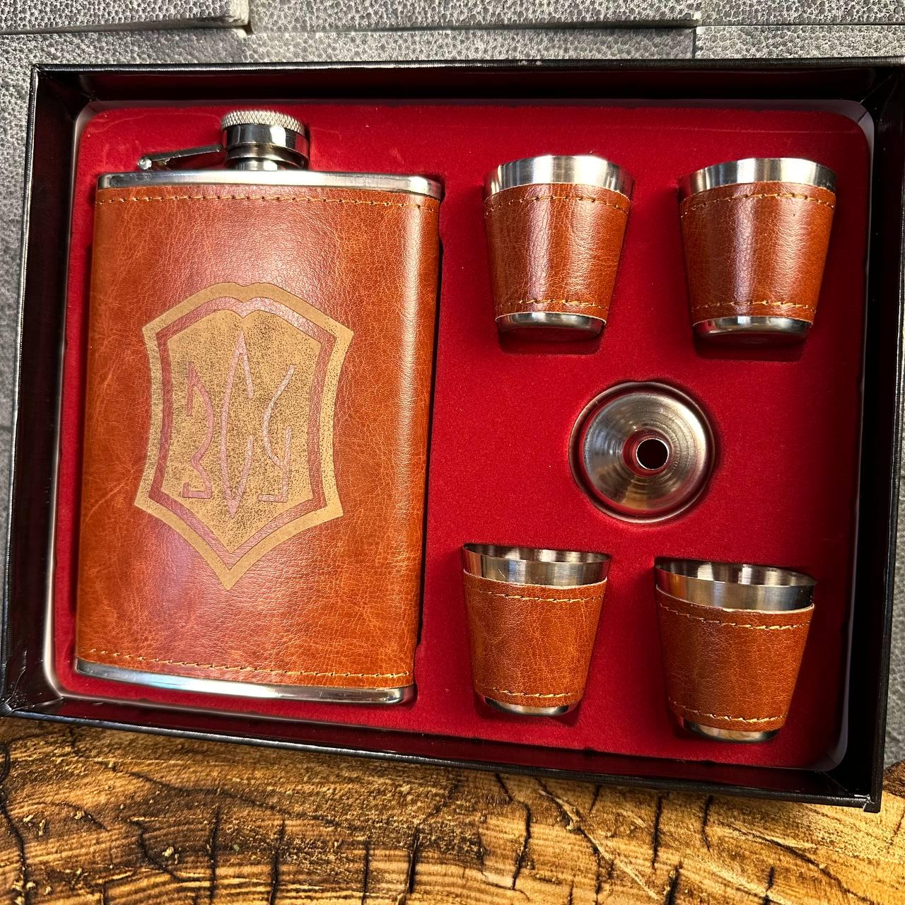Набір фляга для алкоголю і 4 чарки в подарунковій коробці з гравіюванням ЗСУ (61044K3) - фото 9 Набір фляга для алкоголю і 4 чарки в подарунковій коробці з гравіюванням ЗСУ (61044K3) - фото 9
