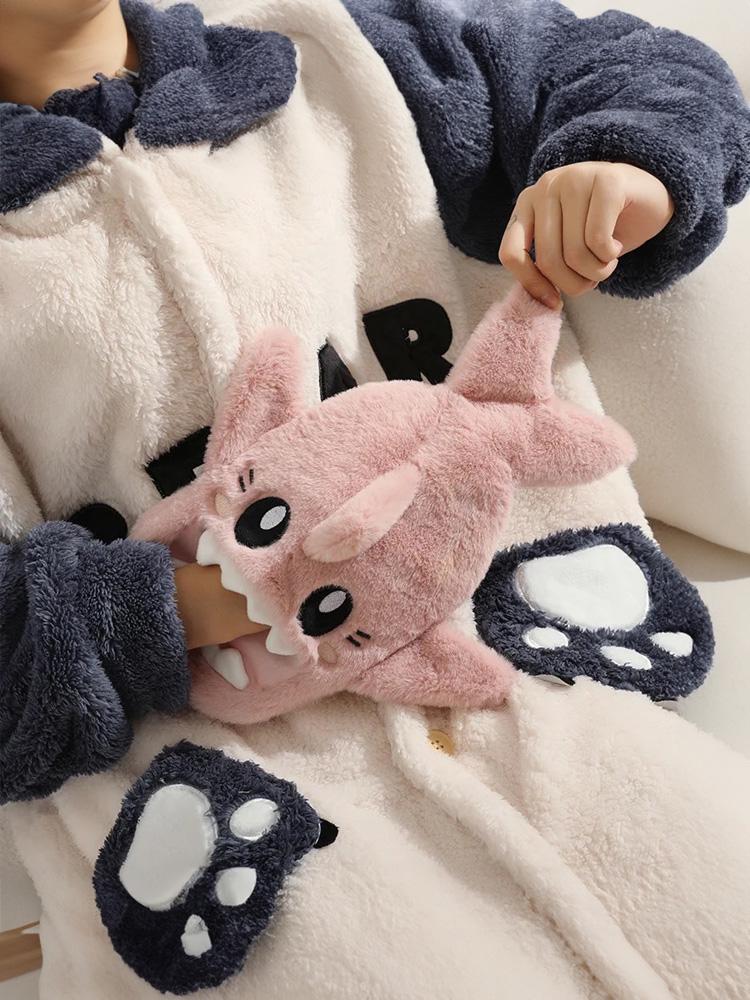 Грелка для рук ног тела резиновая с плюшевым чехлом акула 36х30 см 1 л Розовый - фото 6 Грелка для рук ног тела резиновая с плюшевым чехлом акула 36х30 см 1 л Розовый - фото 6