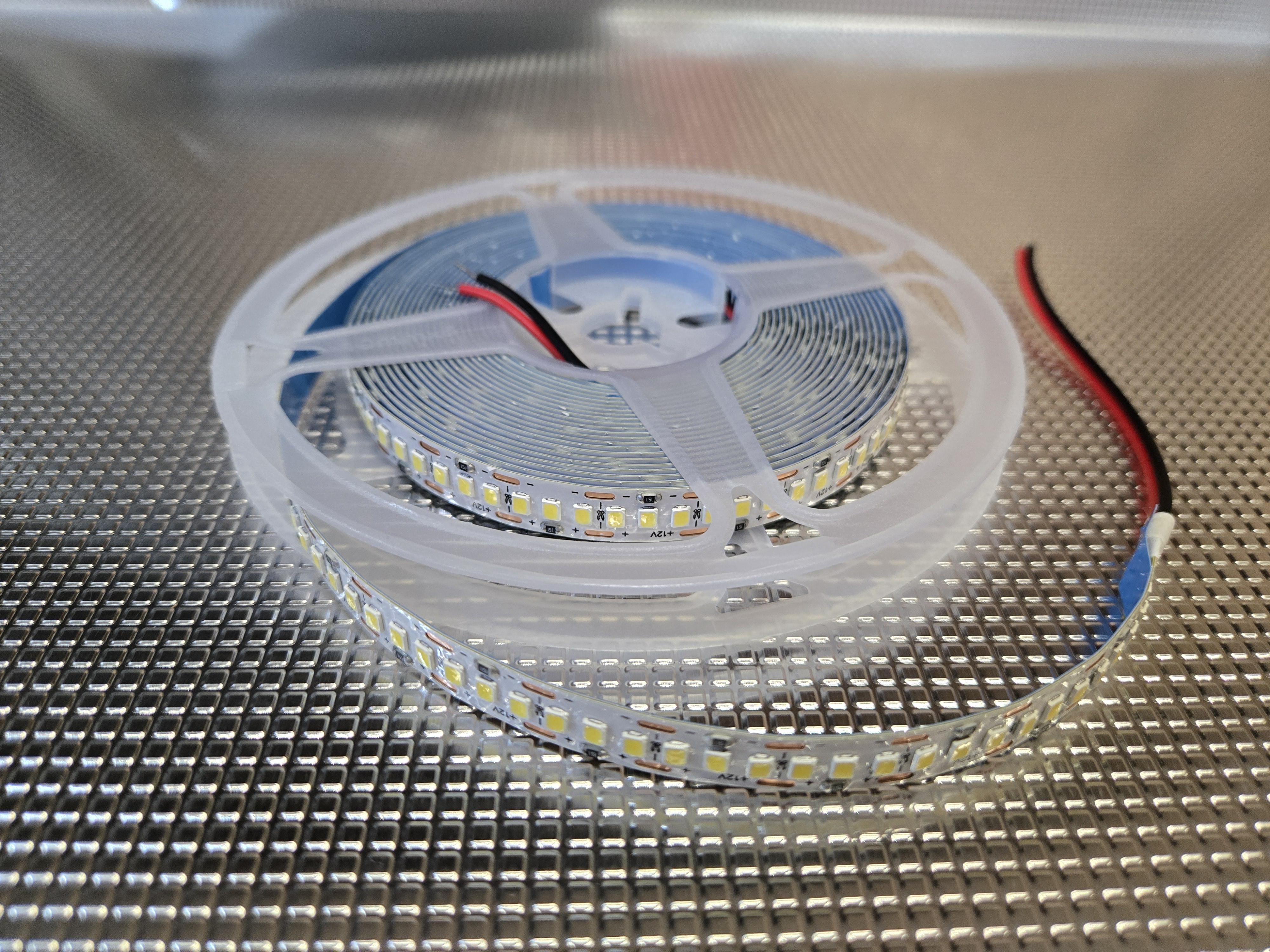 Світлодіодна стрічка DIMAX 2835 12V 18W 4000 K 240 д/м нейтральний (24170652) - фото 1