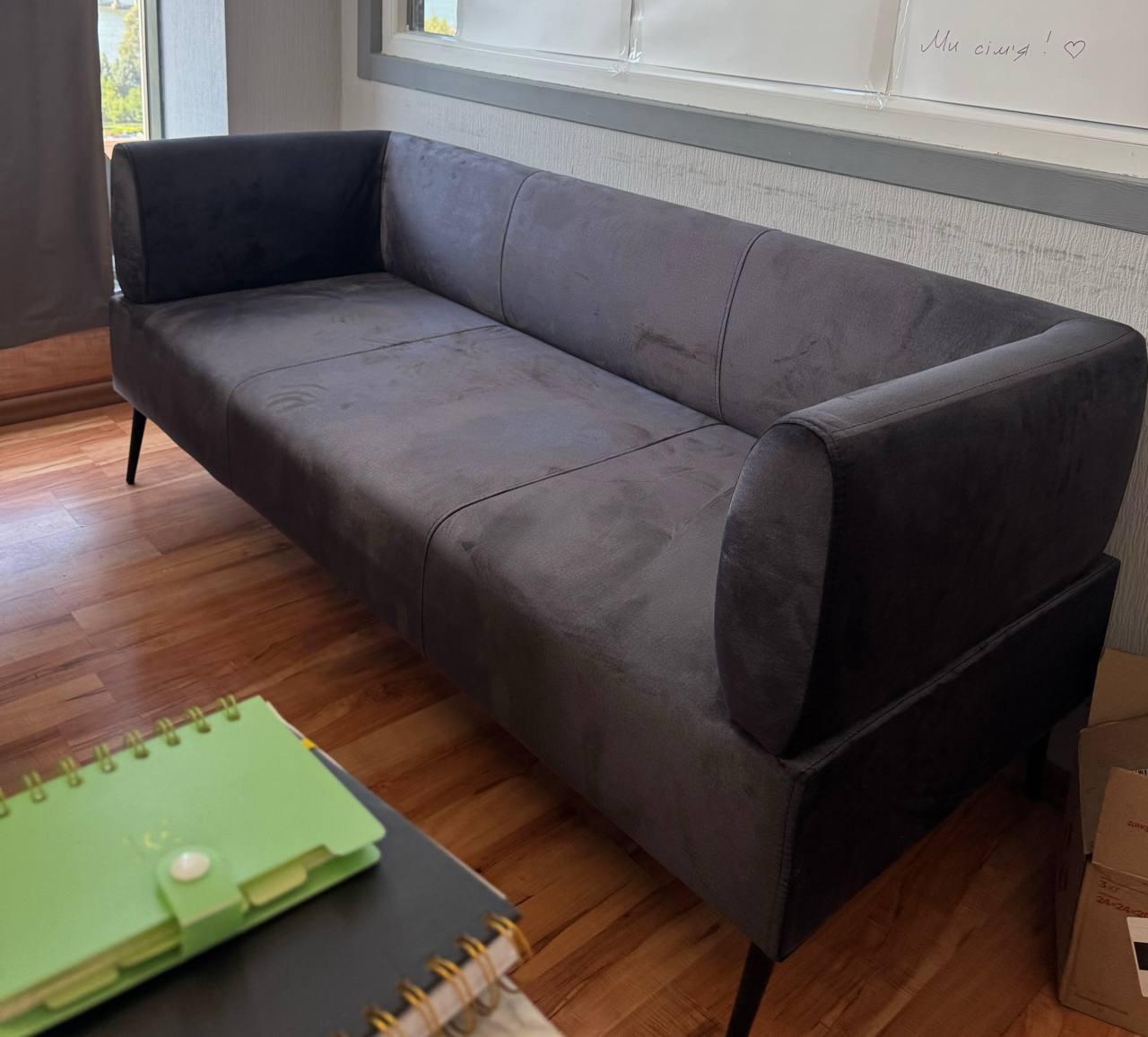 Диван із підлокітниками Tobi Sho Бенно-1 офісний з конусною ногою велюр Emilia 97 1400х720х750 мм Graphite (94567gr) - фото 5 Диван із підлокітниками Tobi Sho Бенно-1 офісний з конусною ногою велюр Emilia 97 1400х720х750 мм Graphite (94567gr) - фото 5