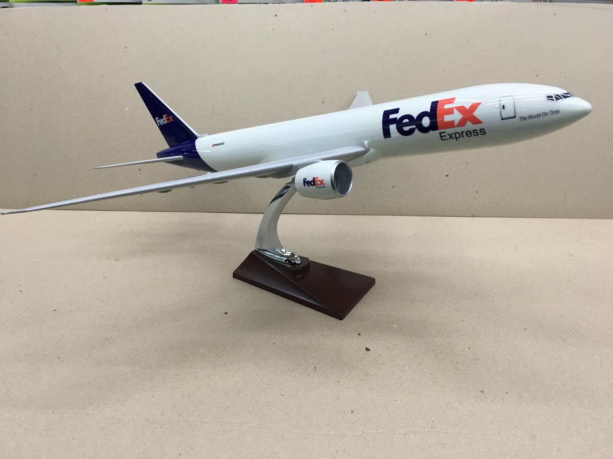 Колекційна модель вантажного літака Shantou Tongde Boeing 777 FedEx Колекційна модель літака 47 см