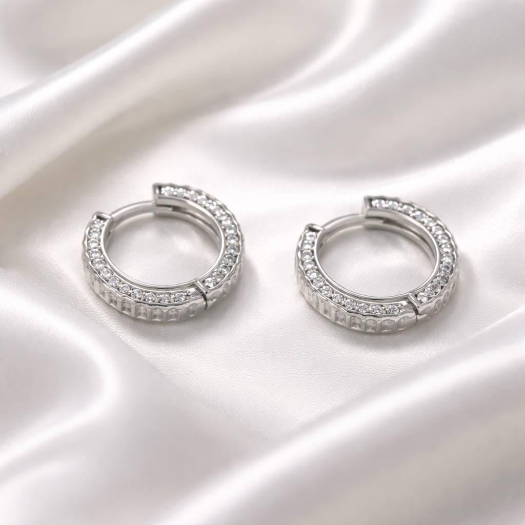 Серьги серебряные LoveR в форме рельефного кольца с дорожкой фианитов и английским замком