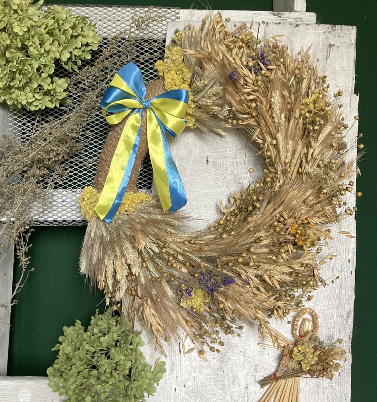 Декоративный настенный интерьерный веночек из колосков и сухоцветов с сине-желтым бантом 35 см (1694195043) - фото 2 Декоративный настенный интерьерный веночек из колосков и сухоцветов с сине-желтым бантом 35 см (1694195043) - фото 2