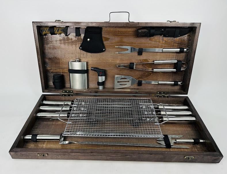 Набір шампурів та аксесуарів BBQ Мах для пікніка в дерев'яному кейсі ручної роботи 22 предмети Коричневий (138-10-KS-7504) Набір шампурів та аксесуарів BBQ Мах для пікніка в дерев'яному кейсі ручної роботи 22 предмети Коричневий (138-10-KS-7504)