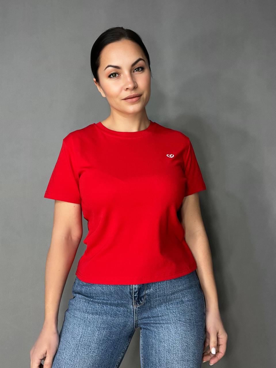 Футболка женская A-N 911-12 базовая маленькая вышивка сердце средней длины OS Красный (1482)