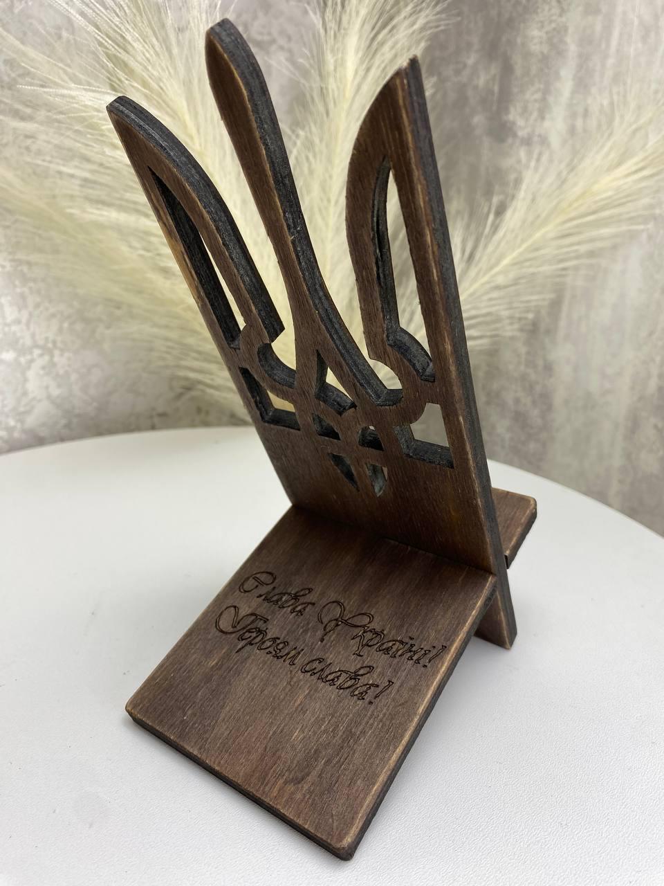 Підставка для телефону настільна Герб з фанери (21051510) - фото 9 Підставка для телефону настільна Герб з фанери (21051510) - фото 9