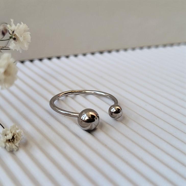 Кольцо женское из серебра Шарики покрыто родие 925 проба р. 17-19 1,30 г (к2/1053)