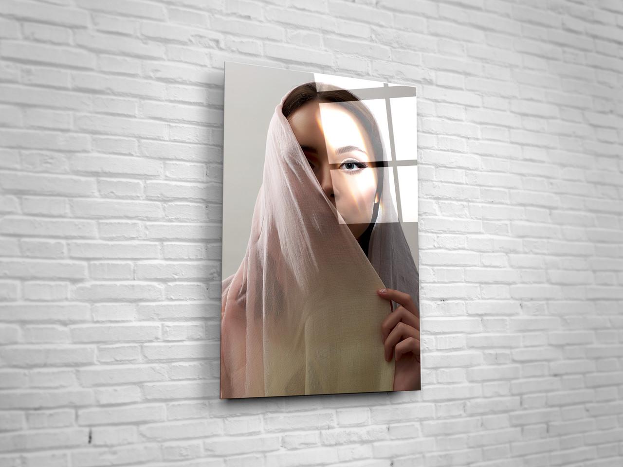 Картина на стекле NovellaPrint Девушка в накидке 40х60 см (48.1)