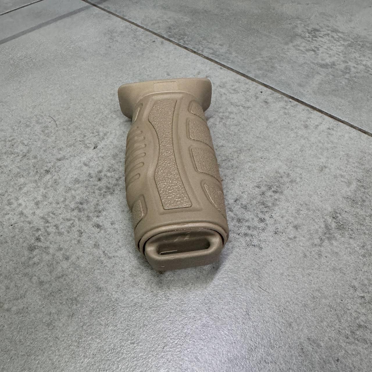 Рукоятка переноски огня DLG Tactical DLG-165 на M-LOK прорезиненная с отсеком для хранения Койот (246340) - фото 6 Рукоятка переноски огня DLG Tactical DLG-165 на M-LOK прорезиненная с отсеком для хранения Койот (246340) - фото 6