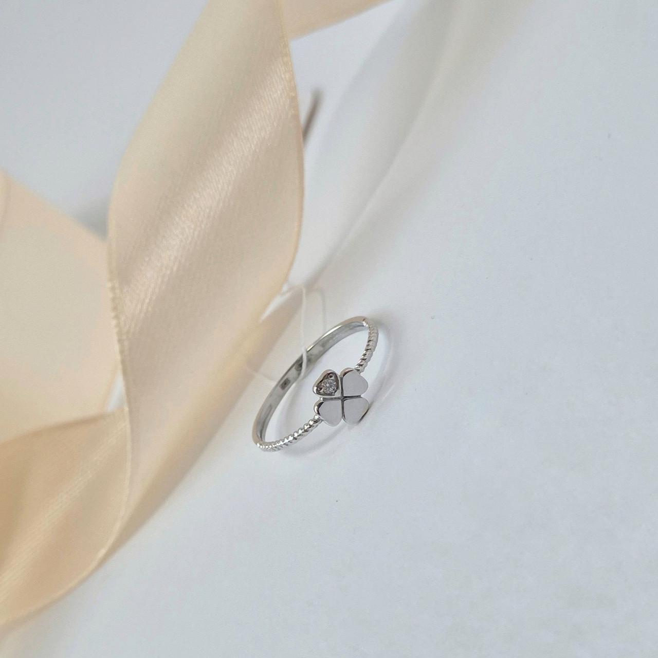 Кольцо клевер с белым камнем серебро 925 пробы родированное 0,81 г р. 17,5 (лк0305р)